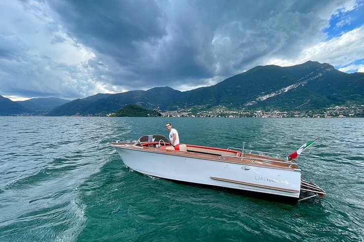 Private Vintage Wooden Boat Tour on Lake Como