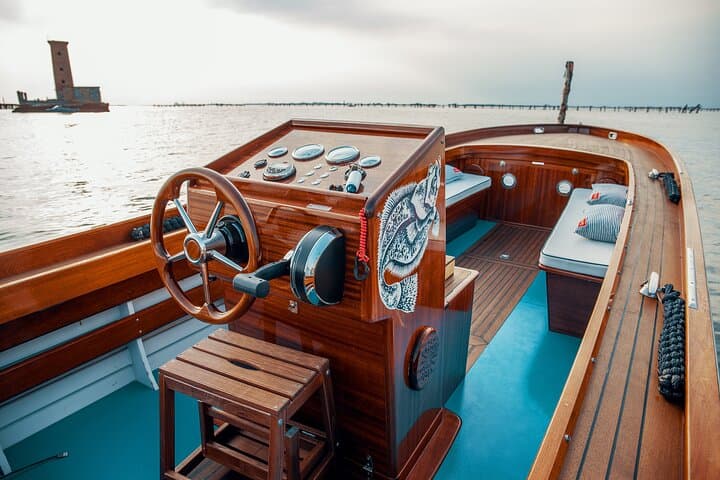 Venice, Canals & history on a private boat tour !