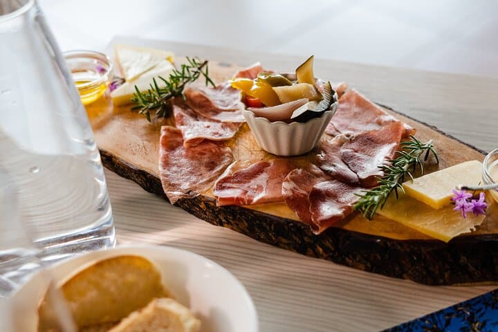 Bardolino: vineyard tour, wine, oil and food tasting