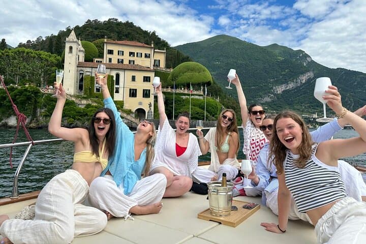 Private Boat Tour on Italian Gozzo on Lake Como