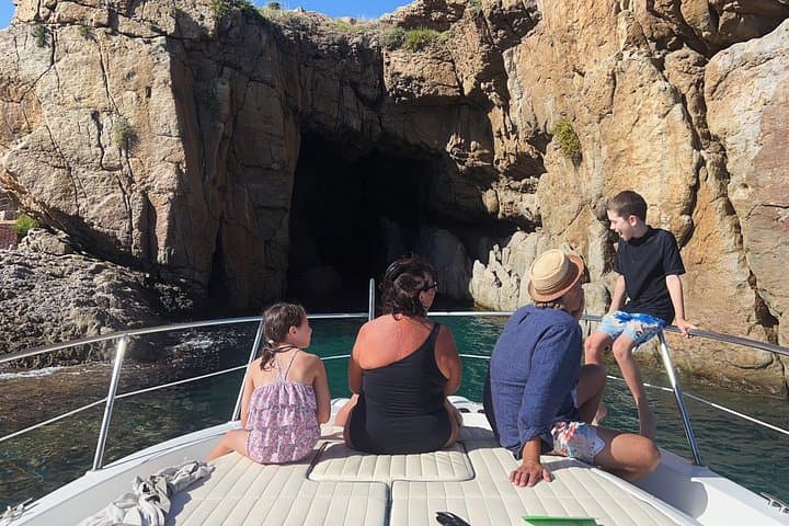 Boat excursion in Cefalù and snorkeling 3 hours fruit and drink