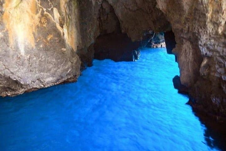 Taormina Boat Tour with Aperitif on Isola Bella