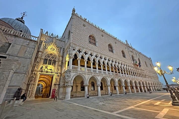 Guided Walking Tour in Venice by Night Crowd