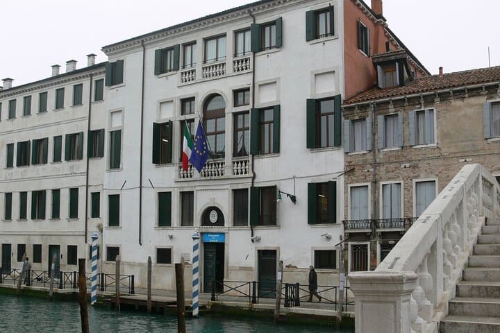 Walk with Brunetti in Venice (tour to Murano included)-PRIVATE