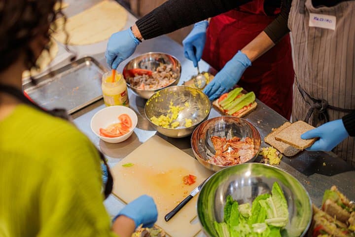 International aperitif + cooking class in Italian