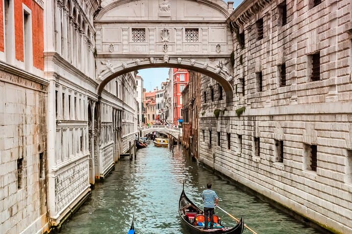 Enchanting Gondola Experience: 30 Minutes on the Grand Canal