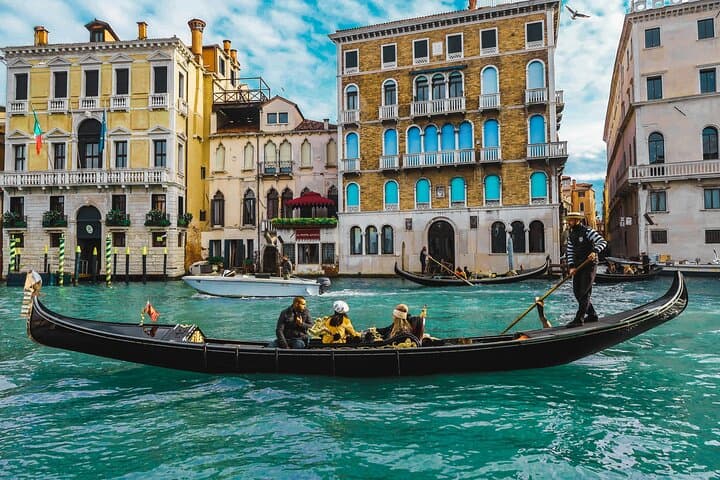 Enchanting Gondola Experience: 30 Minutes on the Grand Canal