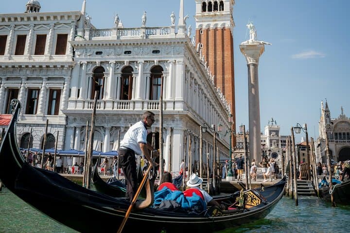 Enchanting Gondola Experience: 30 Minutes on the Grand Canal