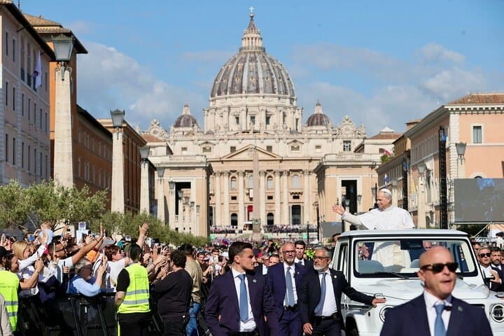 Rome: Escorted Papal Audience Experience with Entry Ticket