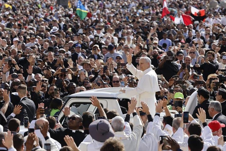 Rome: Escorted Papal Audience Experience with Entry Ticket