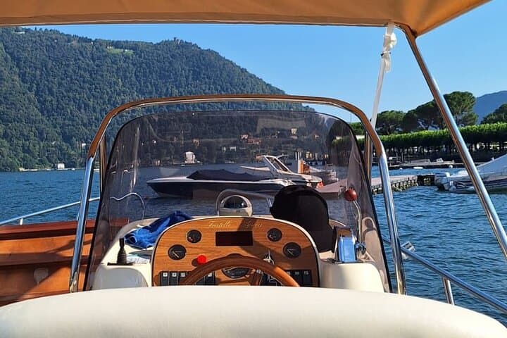 1H Private Cruise on a beautiful wooden speedboat on Lake Como