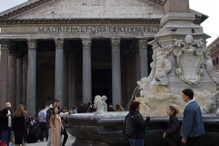 Admire the Pantheon from ouside