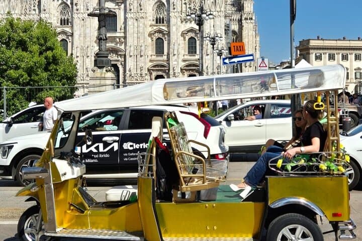 Milano Tuk Tuk Tour Hotel Pickup including ticket to Domo