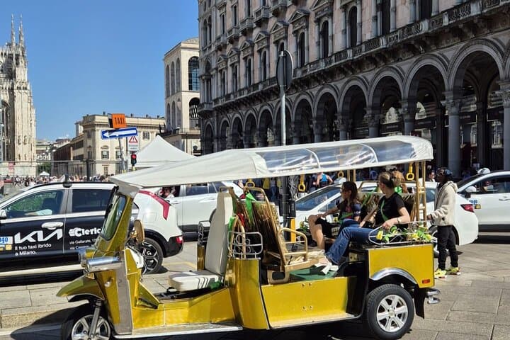 Milano Tuk Tuk Tour Hotel Pickup including ticket to Domo