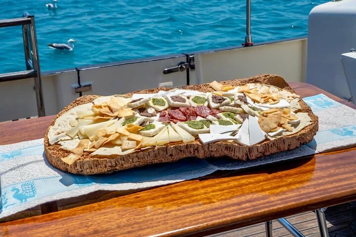Golfo Aranci: 3-hour tour with dolphins and aperitif on a sailboat