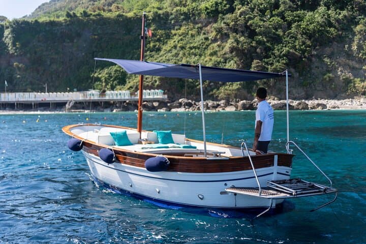 3 hour private boat tour on the island of Capri