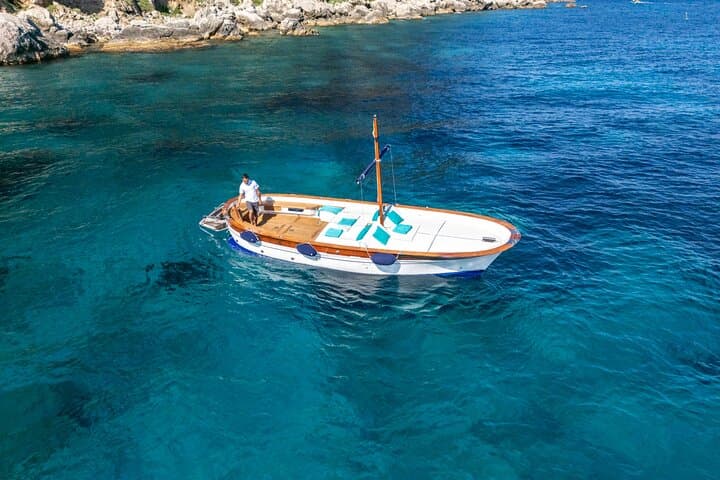 3 hour private boat tour on the island of Capri