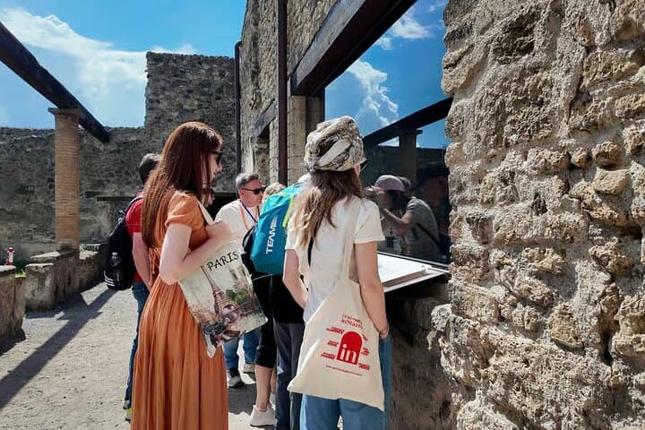 Pompeii: Fast train from Rome and guided tour of the buried city