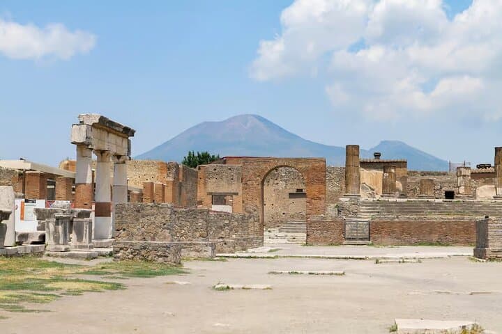 Pompeii: Fast train from Rome and guided tour of the buried city