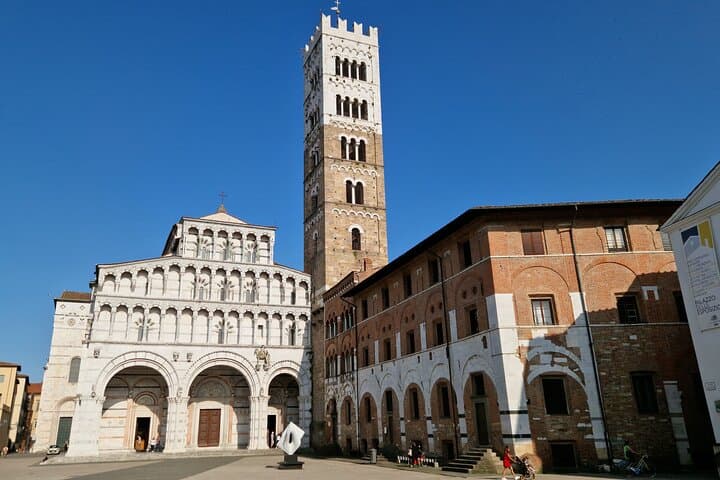 Lucca: Walking tour to discover the city of 100 churches