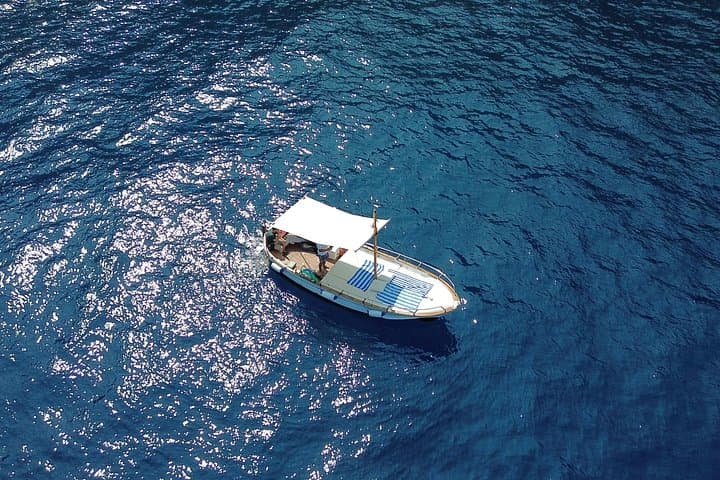 Private tour by traditional gozzo boat: only you, those you love and the sea of Capri. In 2 hours you can live something that will stay forever