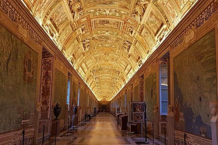 Vatican Museums and Sistine Chapel Priority Ticket with Host