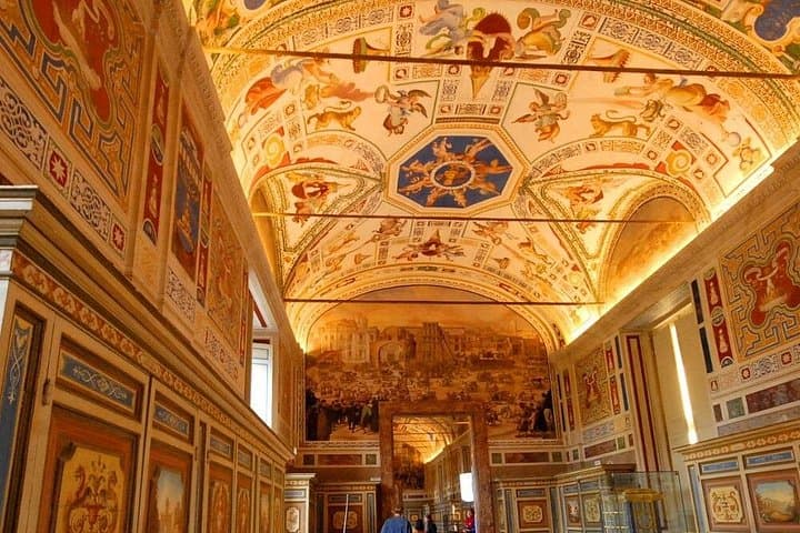 Vatican Museums and Sistine Chapel Priority Ticket with Host