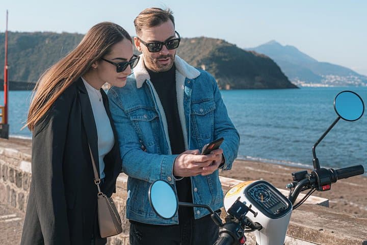 Thanks to the dedicated app, open and close the scooter without registration: we provide you with the credentials.