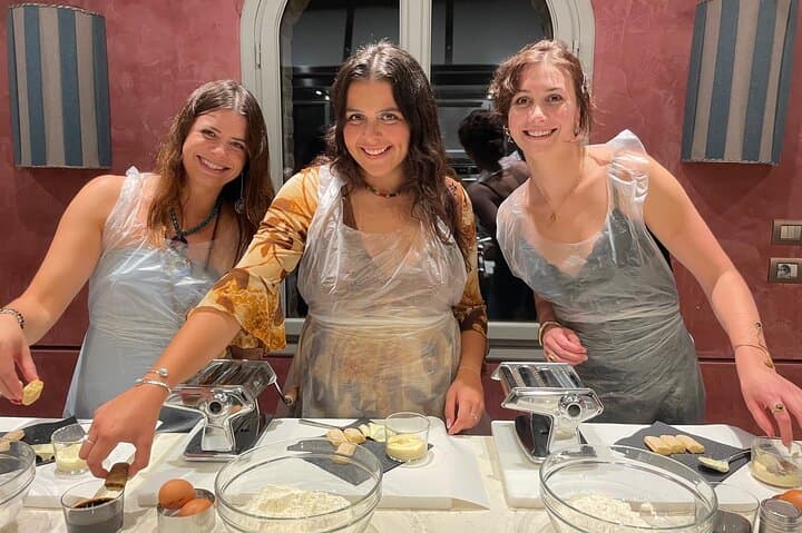 Venice: Pasta and Tiramisu Cooking Class with fine wine