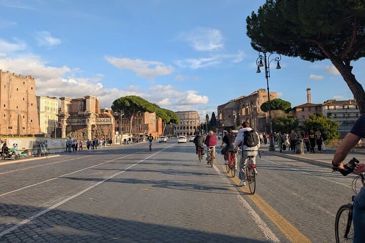 Small group bike tour in Rome city center