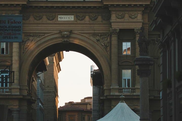Florence 2-Hour Walking Tour with Expert Guide and Wine Window