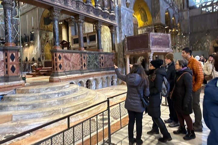 Guided tour inside the Basilica