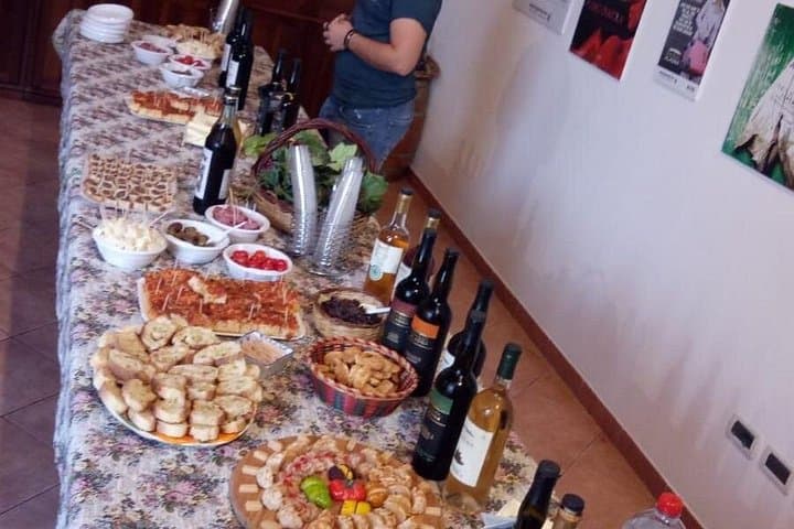 Reinforced Typical Food and Wine Tasting