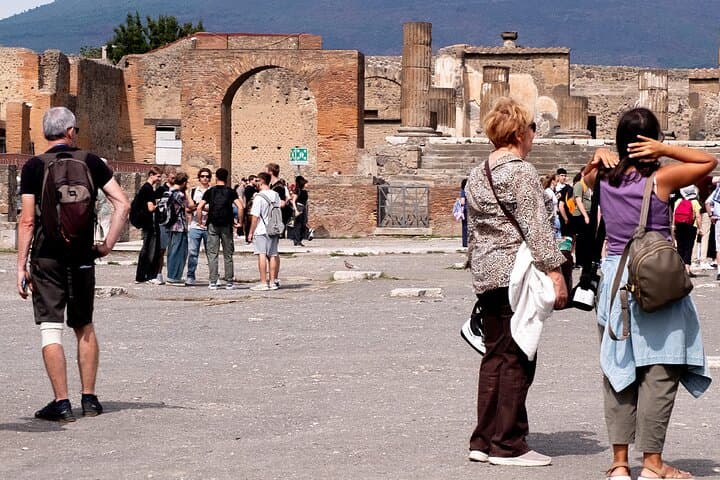 Pompeii Day Trip from Rome Guided Tour with Entry Included
