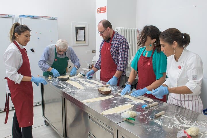 Colorful Pasta and Tiramisu Lesson in Milan