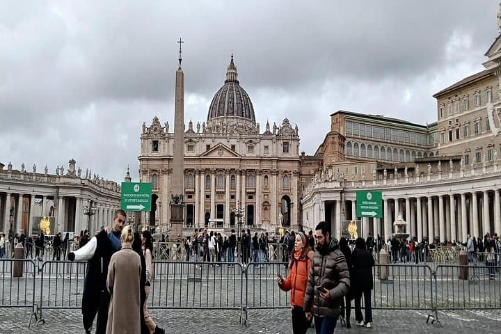 St.peter's Square:The Vatican obelisk stands at the center of St.peter's Square.Brought from Egypt by Emperor Caligula ,it's over 25 meters tall and symbolizes a link between ancient history .