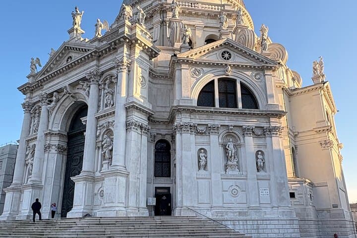 San Marco Tour with Grand Canal Gondola Traghetto Crossing