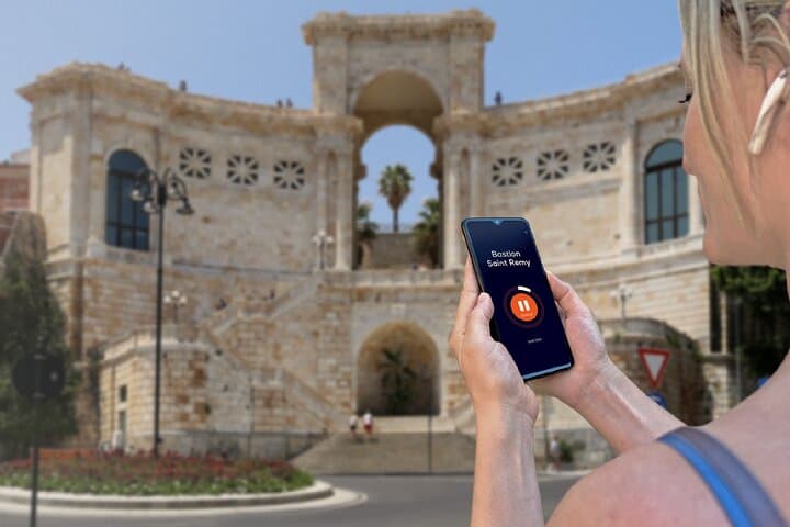 Visit of Cagliari in freedom: On the terrace of Bastion Saint-Remy, the most beautiful lookout in the city.