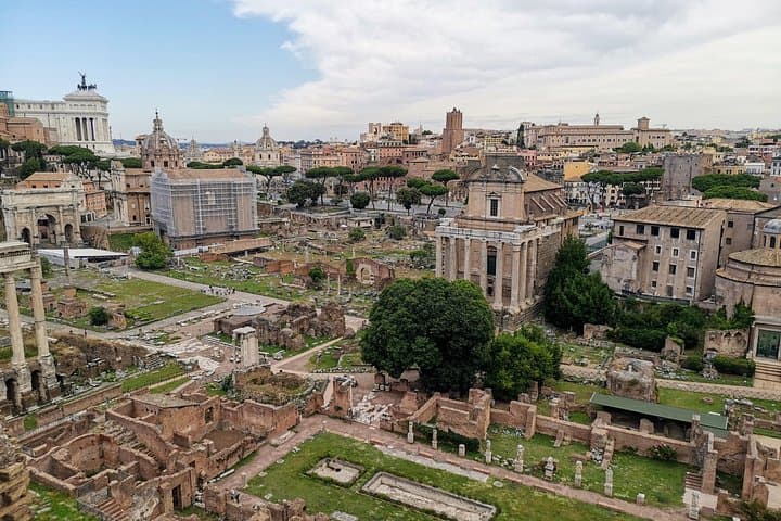 Private Roman Forum Palatine Hill Tour with Augustus and Livia