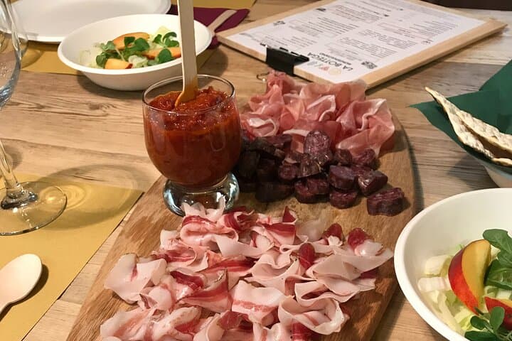 Gourmet tour in the Montepulciano old town center