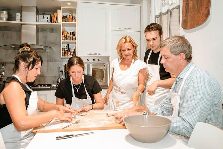 Learning how to make fresh pasta with your Cesarina