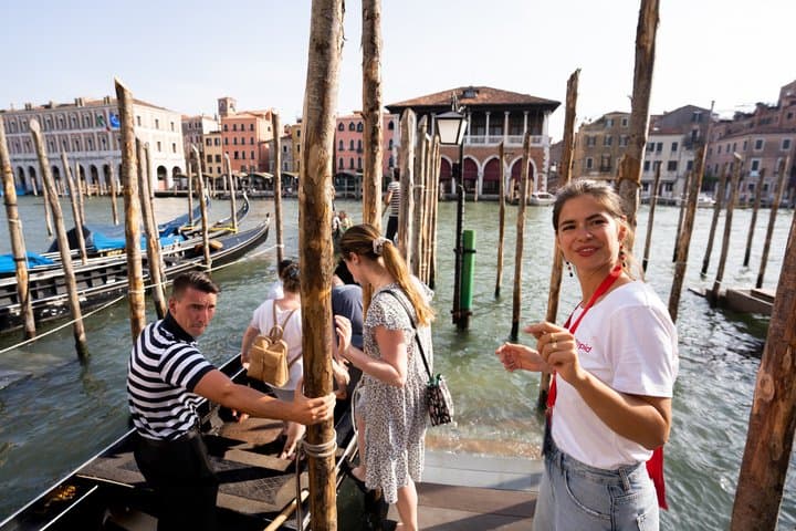 Venice Like a Local: Food, Wine & Spritz Tour with Traghetto Ride