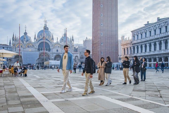 Morning Tour: Basilica, Doge’s Palace & Gondola Ride in Venice