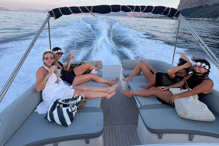 Palermo : Luxury Boat Tour with Snacks and Snorkeling