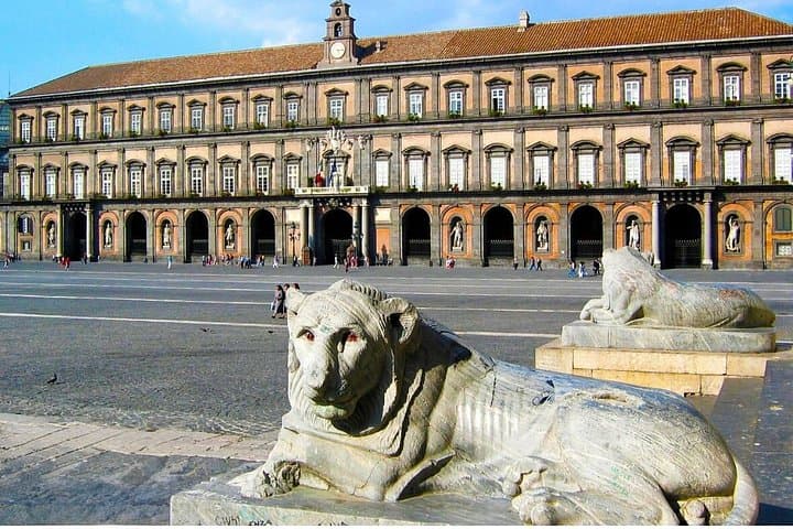 Tour Naples monumental and historic center street food