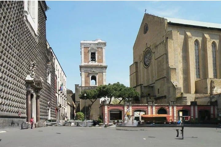 Tour Naples monumental and historic center street food