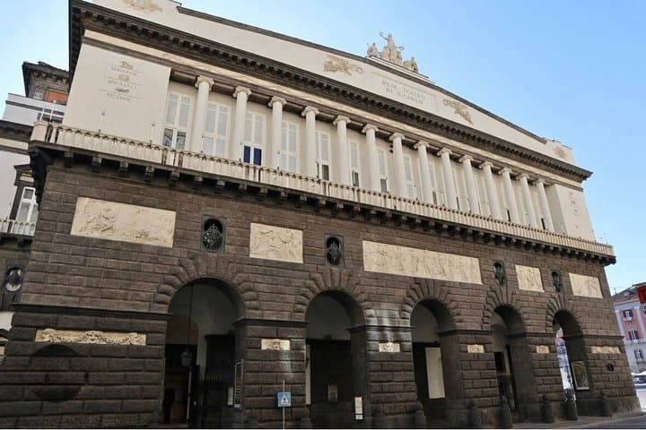 Tour Naples monumental and historic center street food