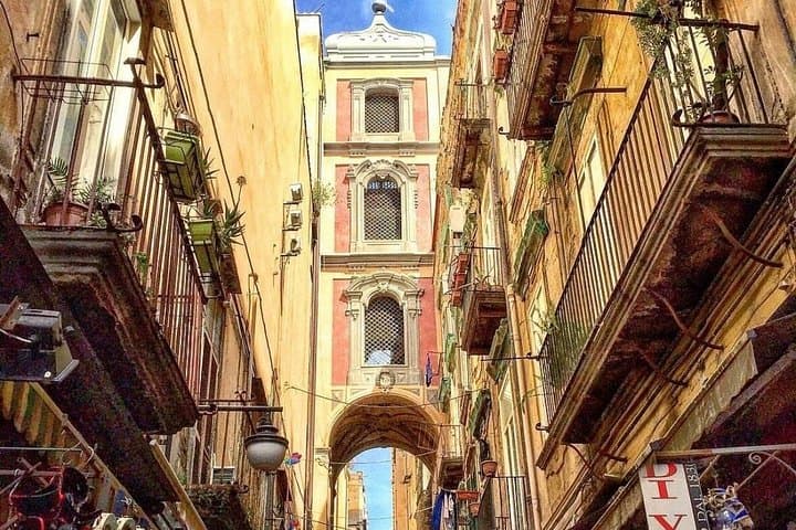 Tour Naples monumental and historic center street food