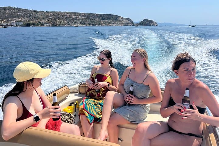 Total relaxation on board: snacks and cool drinks included to make your tour unforgettable.