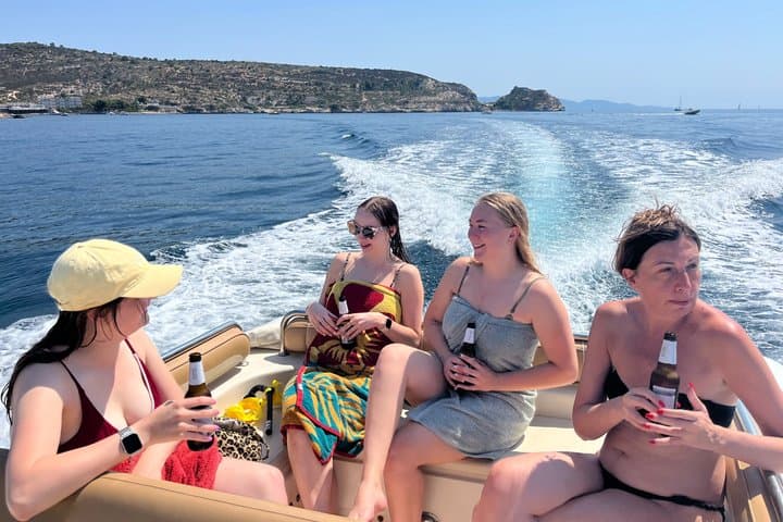Let's drink together! The comfort of an aperitif on a boat surrounded by the beauty of the sea.